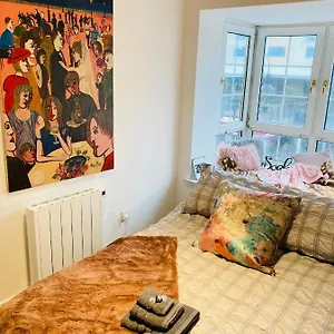 funky-unique-2-bedroom-apartment-with-parking.brighton-hotels-england.com/