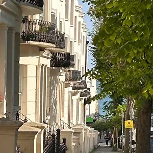modern-2-bed-flat-near-to-brighton-seafront.brighton-hotels-england.com/